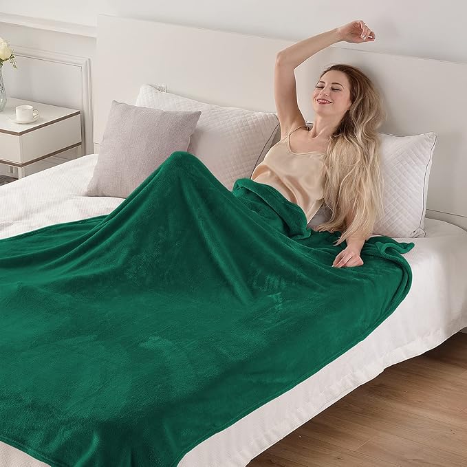 SOCHOW Flannel Fleece Throw Blanket 66 × 90 Inches, All Season Lightweight Soft Cozy Green Blanket for Bed, Sofa, Car